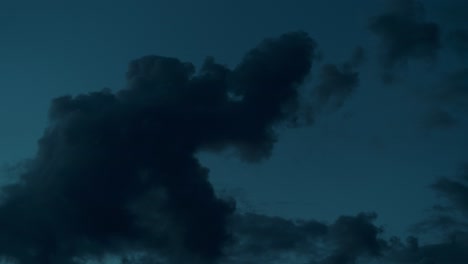 un lapso de tiempo de una dramática puesta de sol, nubes de surf de colores, hora dorada hora del anochecer