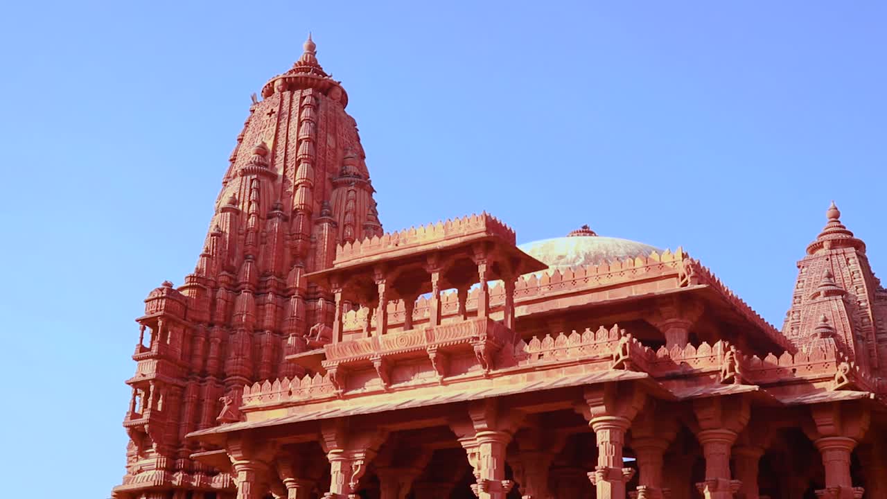 arquitectura del antiguo templo hindú desde un ángulo único en el día