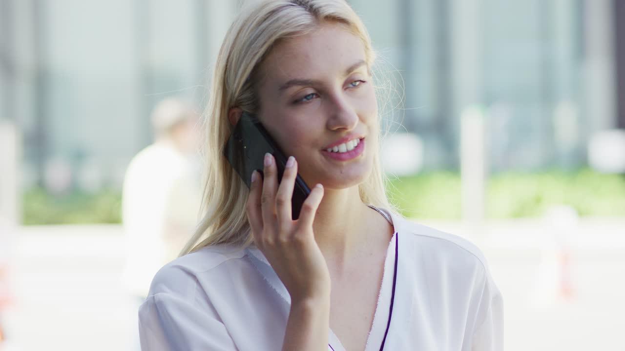 Ung kvinde taler i telefon på gaden