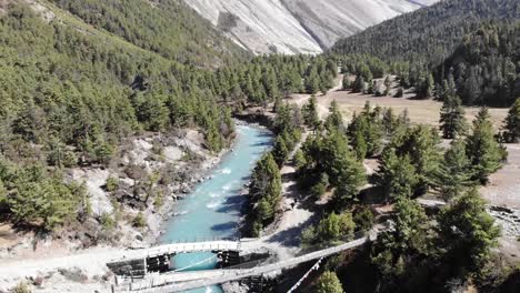 puente colgante sobre el río marsyangdi en annapurna trek en nepal
