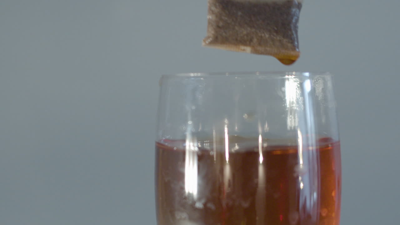 티백을 물컵에 넣고 빼는 중 - 닫기 - 60fps