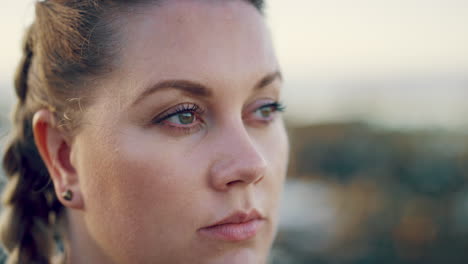 primer plano, la aptitud y los ojos de la mujer para el objetivo
