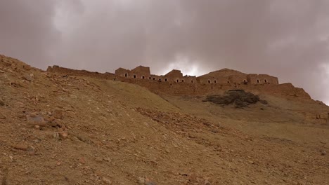 antigua aldea troglodita de ksar guermessa en túnez en un día nublado