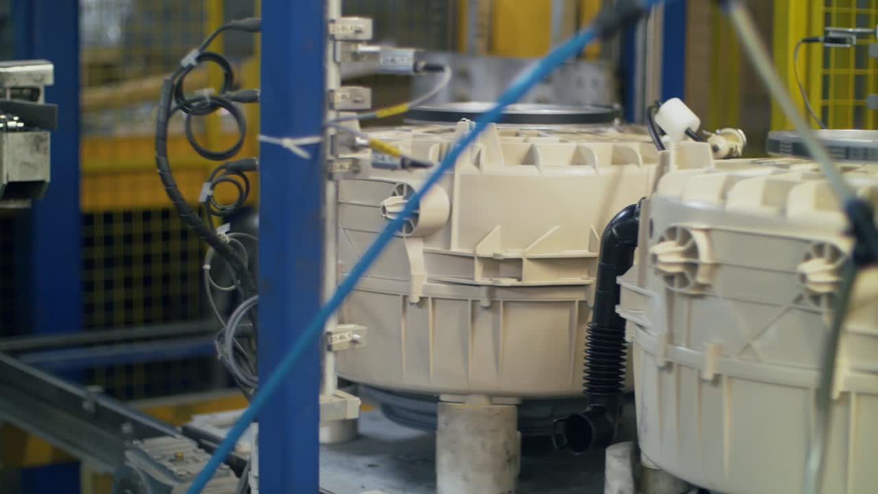 detalles de la lavadora que se mueven en la cinta transportadora en la planta de electrodomésticos