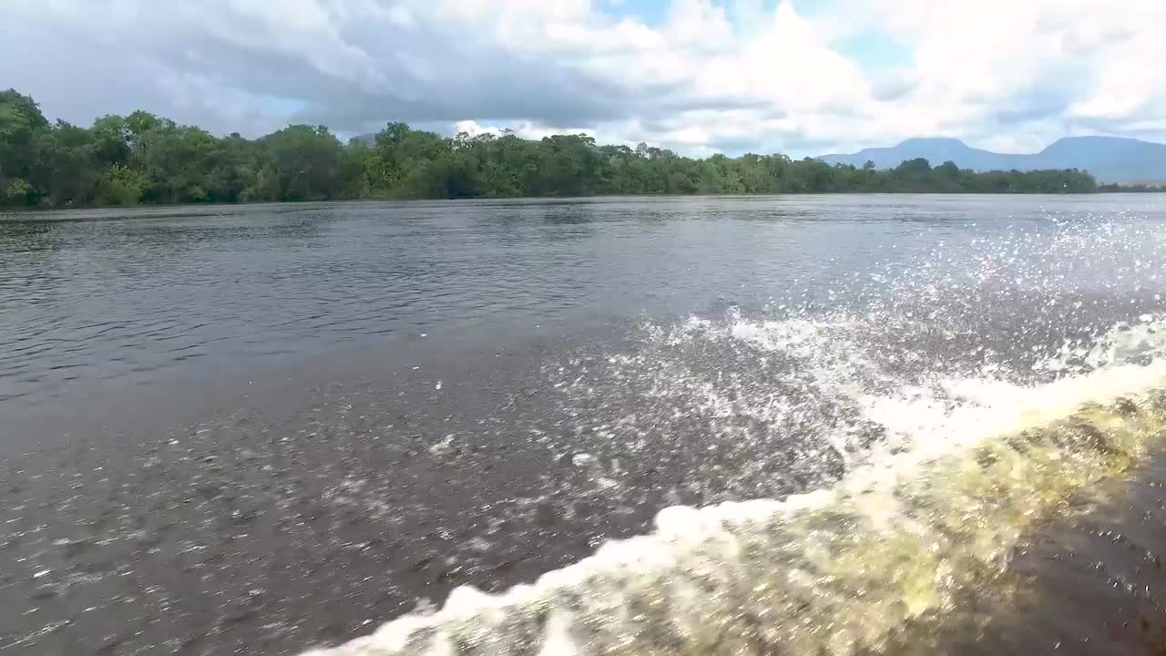 video en cámara lenta de una estela en canoa en el río carrao, en canaima, venezuela