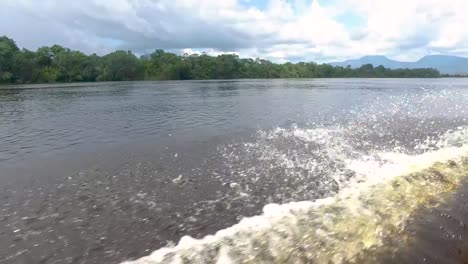 Video-En-Cámara-Lenta-De-Una-Estela-En-Canoa-En-El-Río-Carrao,-En-Canaima,-Venezuela