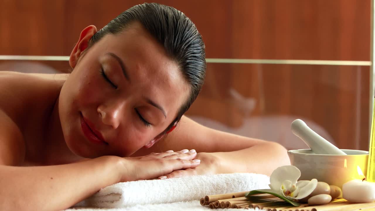 마사지 테이블에 누워있는 멋진 갈색