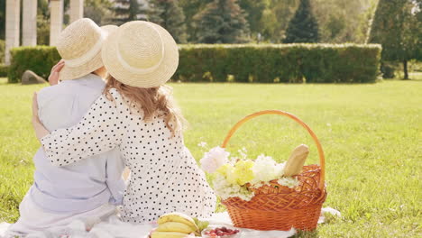 zwei freunde genießen ein picknick im park