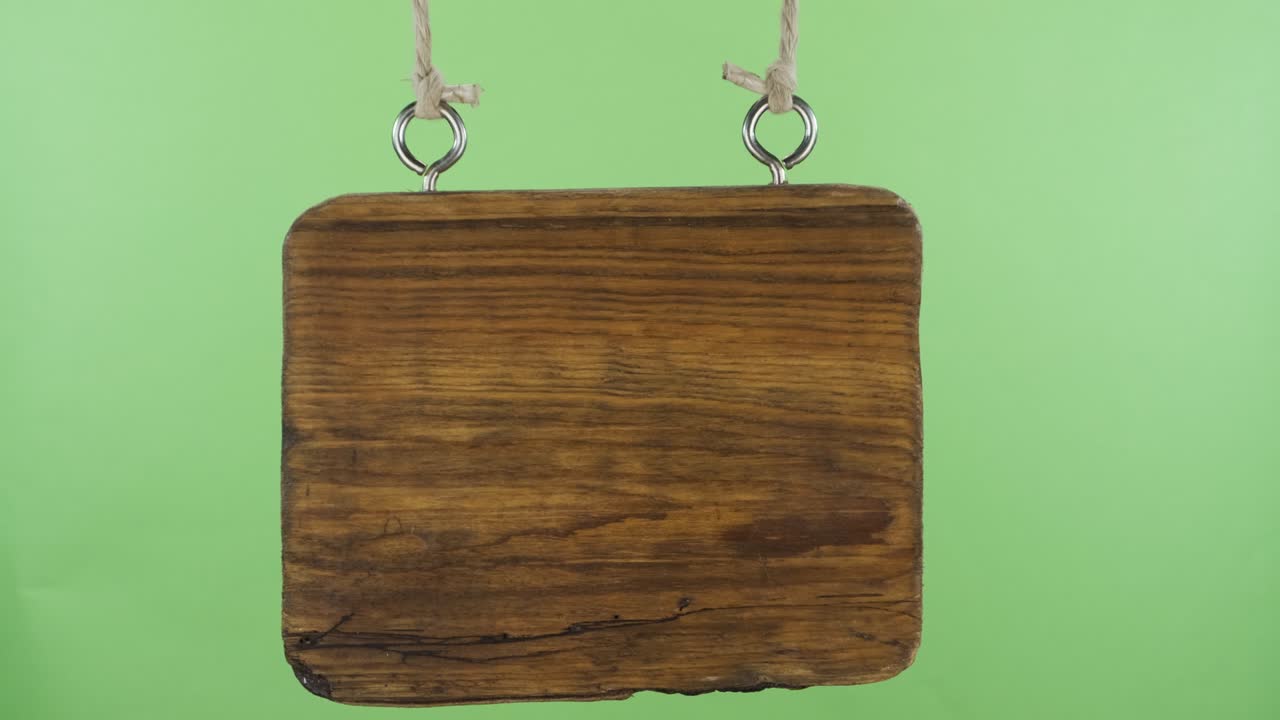 은 빈 나무 표지판이 으로 흔들린다. 녹색 화면