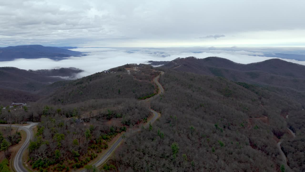 carretera aérea que lleva al Blue Ridge Mountain Club cerca de Blowing Rock, Carolina del Norte