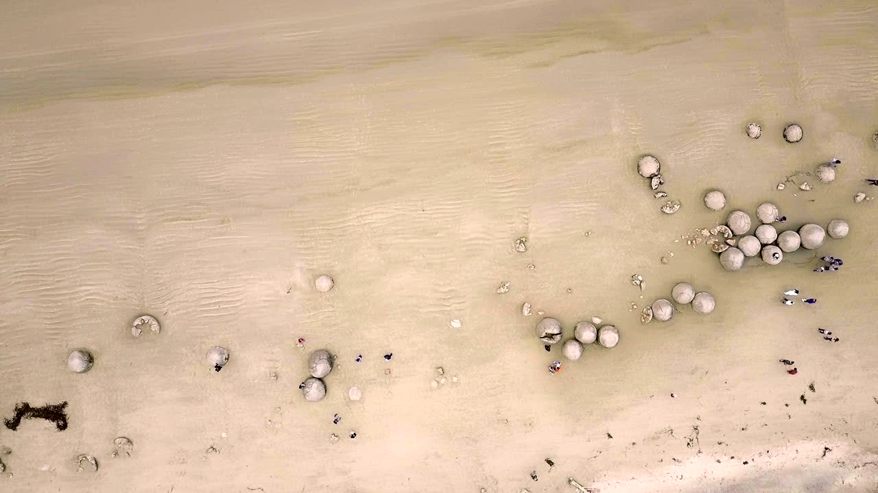 뉴질랜드 의 모에라키 바위 의 공중 사진