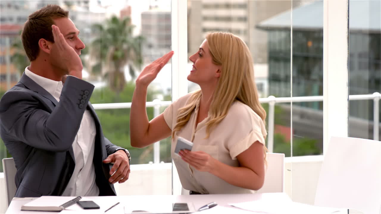 excitado equipo de negocios dando los cinco en la oficina