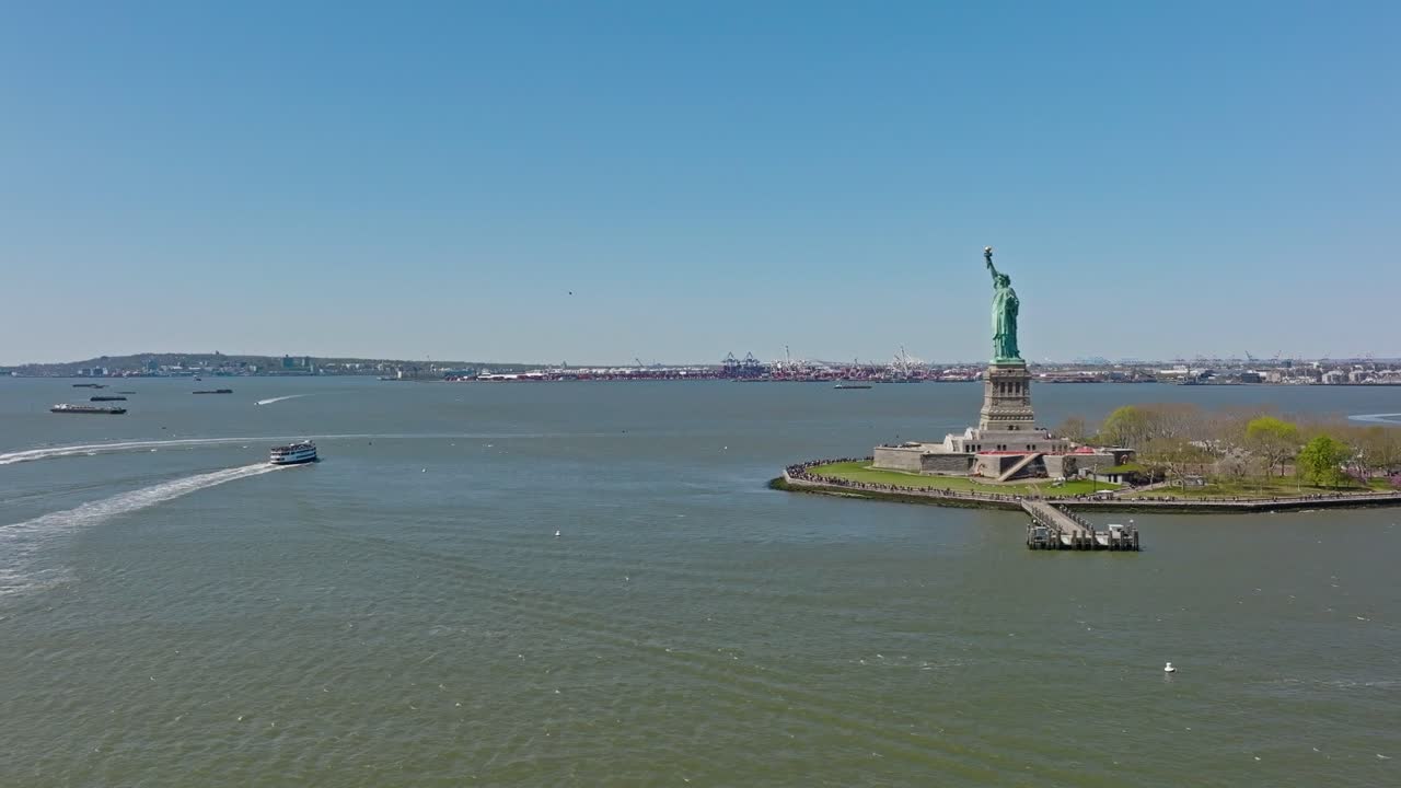 아름다운 이 많은 날에 뉴욕의 자유의 동상을 방문하는 강의 페리 보트의 공중 전망