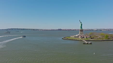 Luftaufnahme-Von-Fähren-Auf-Dem-Fluss,-Die-An-Einem-Schönen-Sonnigen-Tag-Die-Freiheitsstatue-In-New-York-Besuchen