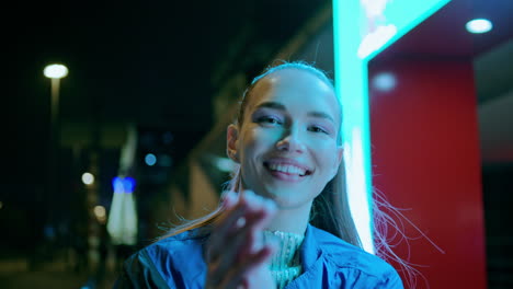 Chica-Juguetona-Coqueteando-Cámara-Caminando-Noche-Calle-De-La-Ciudad-Primer-Plano.-Mujer-Sonriendo