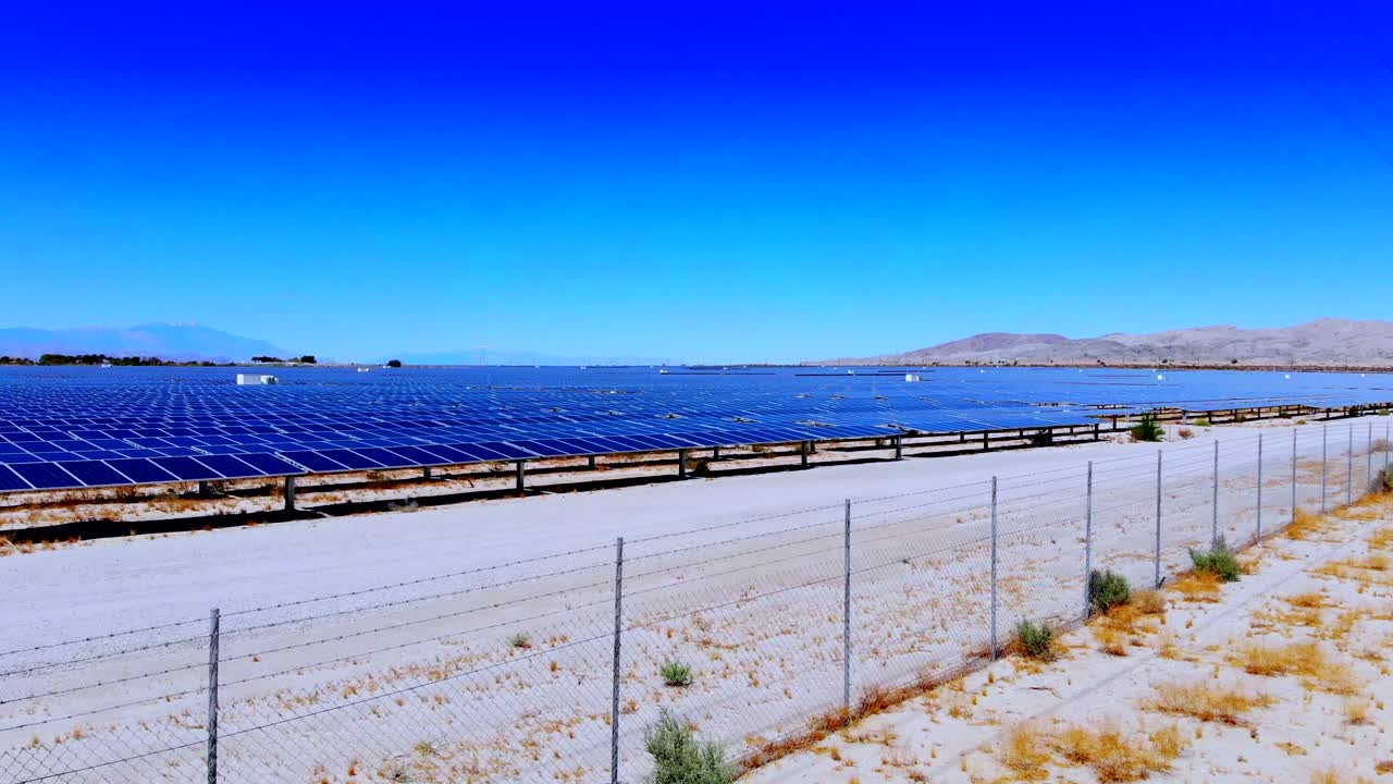 태양광 발전소 저드론 공중 비행 및 소노란 사막의 대규모 패널 위로 상승, 4k