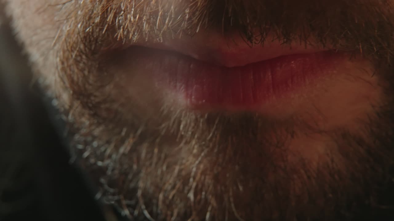 남성이 마법 버섯을 마시고 마약을 먹으려고 생각하고 포기합니다.