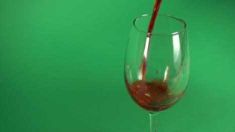 el vino se vierte en un vaso con fondo cromático