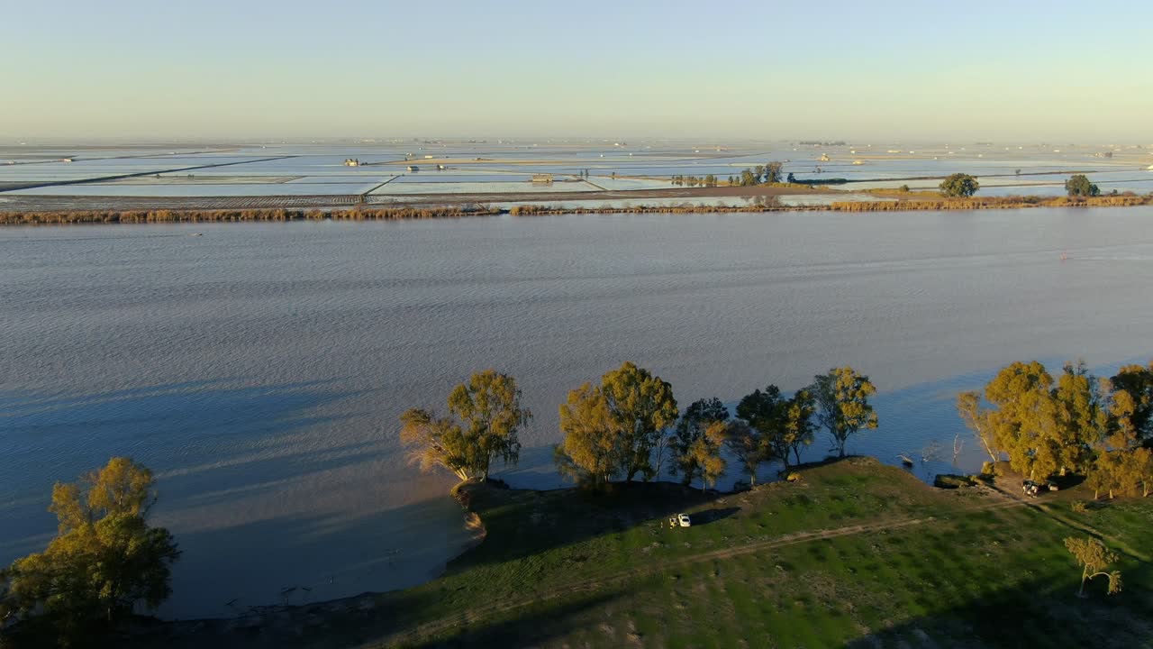 과달키비르 강과 강변의   위에서 해가 지는 모습의 드론 영상