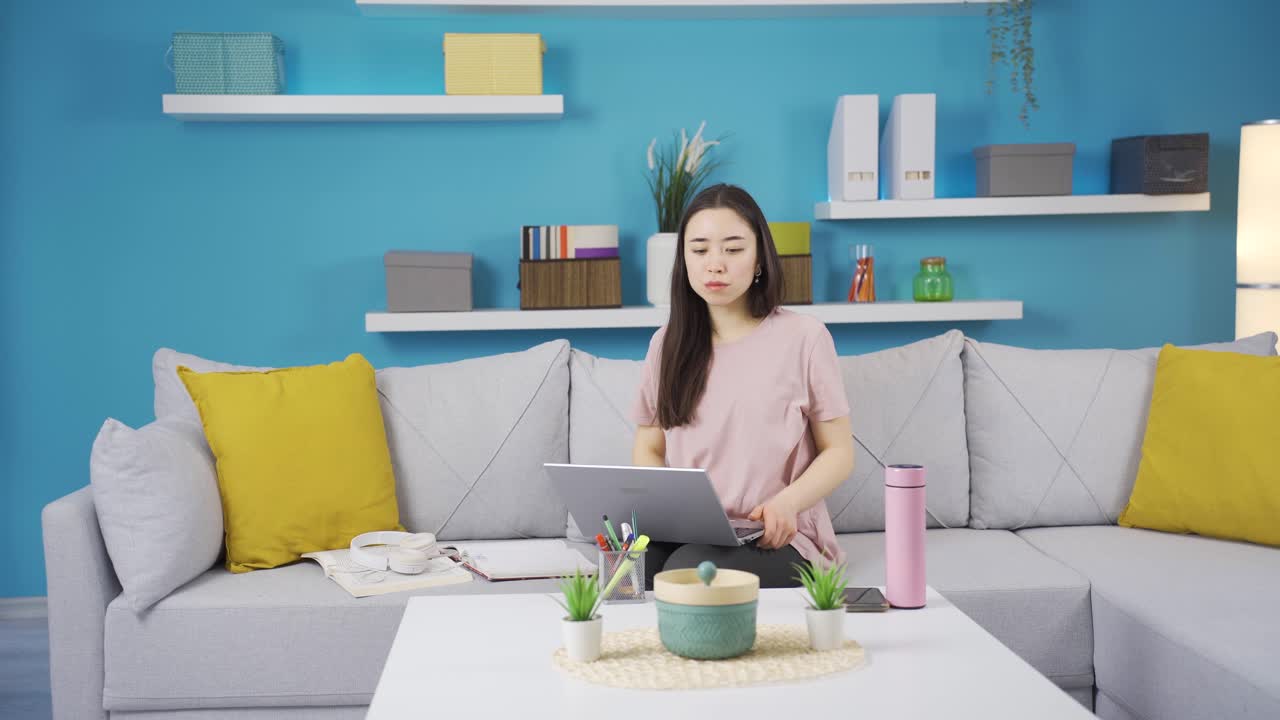 찾고 있는 것을 찾을 수 없는 아시아의 젊은 여성은 패배합니다.