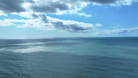 irlanda lugares épicos vasta extensión de mares esmeraldas cielos azules y nubes hinchadas la belleza de la costa de waterford irlanda