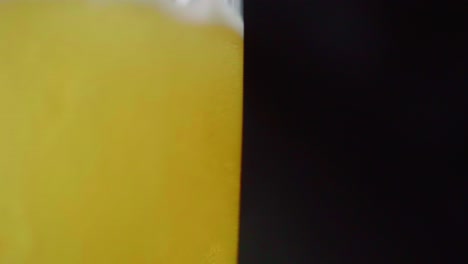 cerveza dorada llenando un vaso transparente