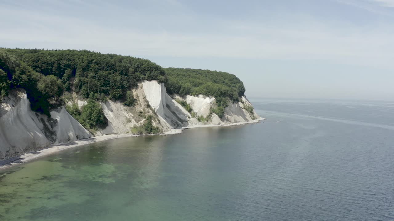 воздушный снимок с беспилотника меловых скал на рюген-рюген в германии в красивом свете с зеленой и голубой морской водой, европа