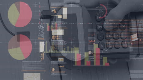animación de gráficos y datos financieros sobre la mano de un hombre caucásico que posee un terminal de pago