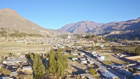 Toma-Aerea-Del-Barrio-De-Maca,-Junto-A-Su-Templo