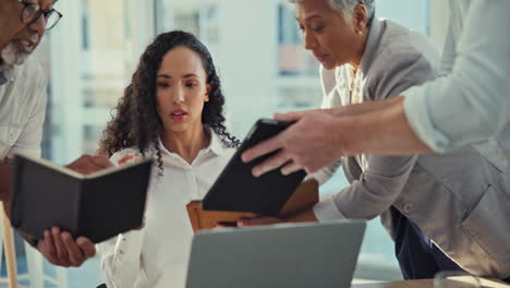 estrés, exceso de trabajo y caos con una mujer de negocios