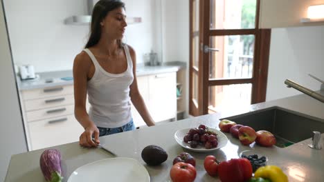 mujer preparando una comida saludable en su cocina