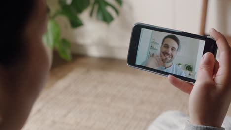 mujer joven teniendo video chat usando smartphone en casa hablando con su novio disfrutando de la conversación compartiendo estilo de vida comunicándose con el teléfono móvil