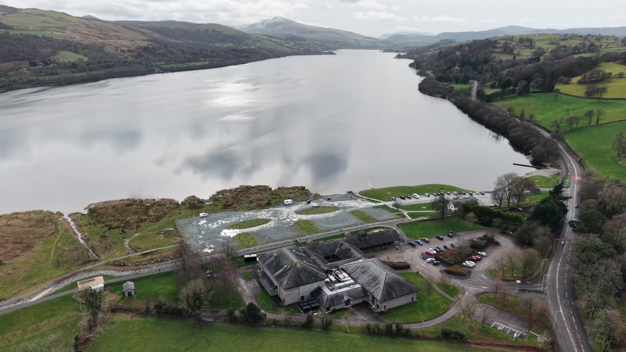 Vista del pittoresco Llyn Tegid ripresa da drone da Byw’n Iach Penllyn, Galles del Nord, Regno Unito, in HDR.