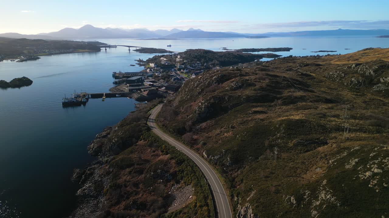스코틀랜드 고원의 교통 및 스카이 브리지가 있는 로칼쉬의 카일까지 로크사이드 도로까지 내려갑니다.
