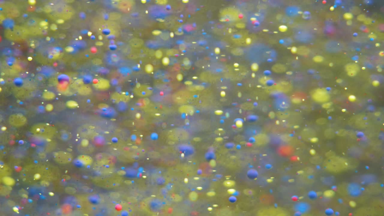 느린 움직임 밝은 색상 거품 오일 아름다운 페인트 우주 색상 움직이는 다채로운 클로즈업 아크릴 페인트 환상적인 표면 추상적인 다채로운 페인트 변형 구조 다채로운 거품