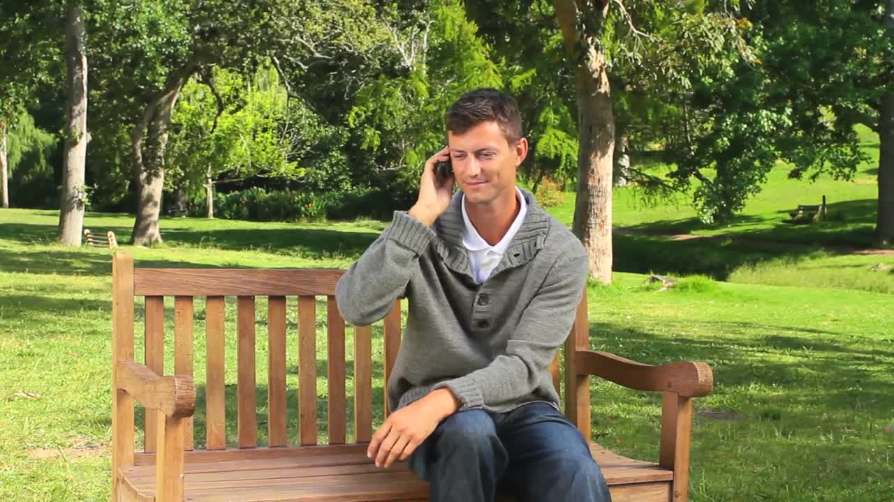 전화 대화 를 하고 있는 젊은 남자