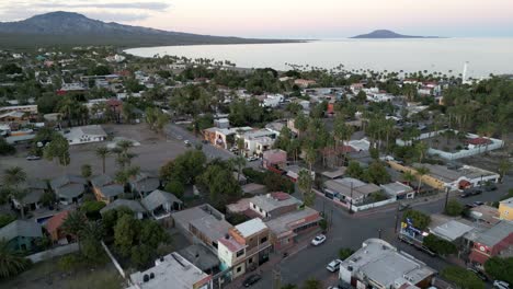 Antena-De-Loreto-Baja-California-Sur-Destino-De-Viaje-Imágenes-De-Drones-Al-Atardecer-Con-Ciudad-Colonial-Mexicana-Y-Paisaje-Marino