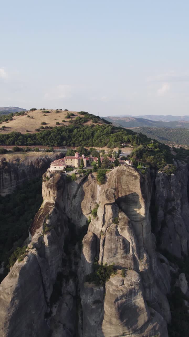 Ripresa aerea verticale del monastero di Santo Stefano (Agios Stefanos) arroccato su un precipizio roccioso nelle Meteore, Grecia