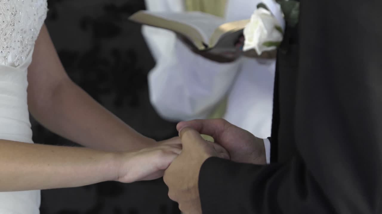 신랑 과 신부 가 서약 을 교환 하는 장면