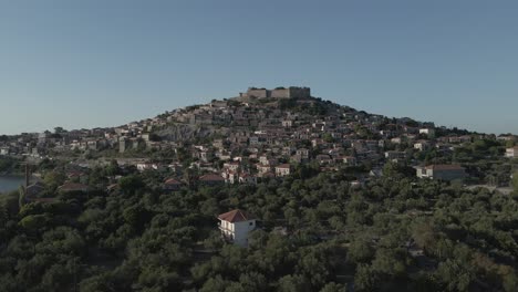 Una-Vista-Aérea-De-La-Aldea-De-Molyvos,-Lesbos,-Grecia