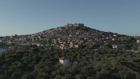 una vista aérea de la aldea de molyvos, lesbos, grecia