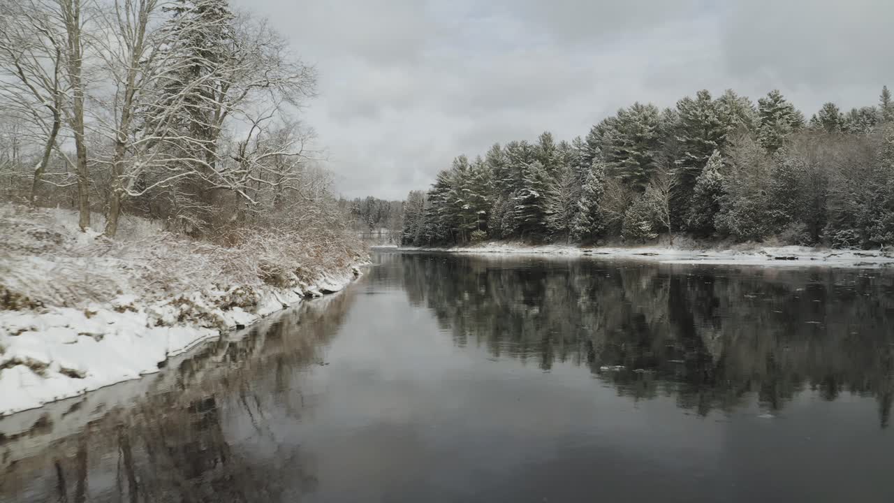 invierno en el río piscataquis. maine. ee.uu. aéreo hacia adelante