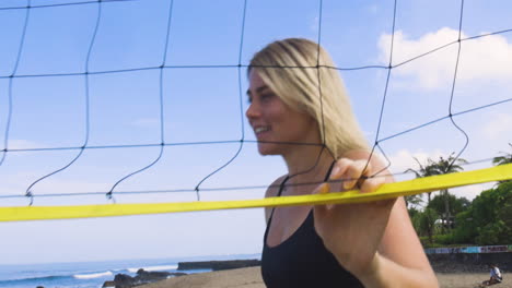 Mädchen-Spielt-Beachvolleyball.