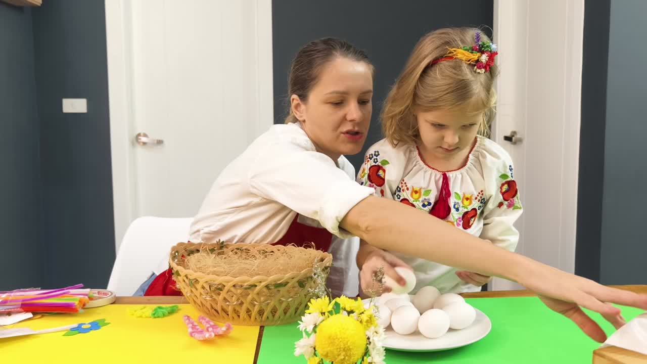 madre e hija decorando huevos de pascua