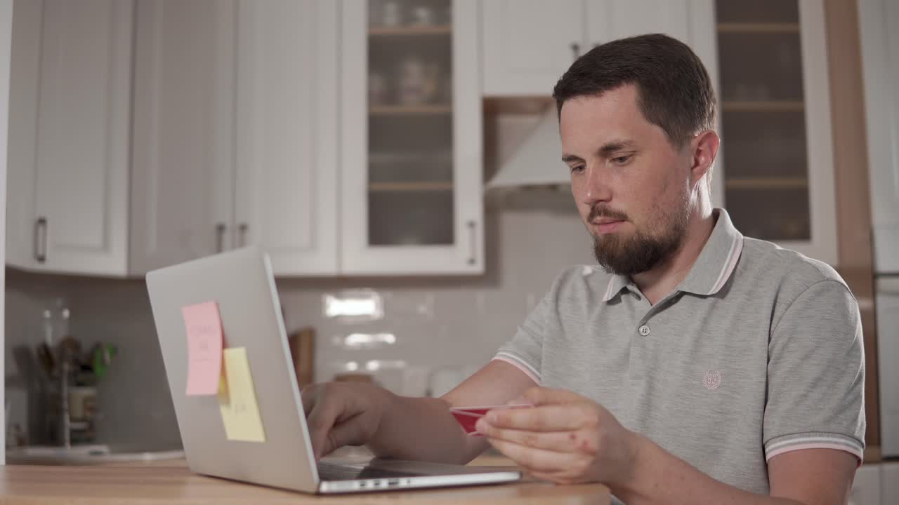 hombre pagando en línea con tarjeta de crédito