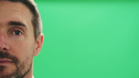 sus rasgos faciales de perfil