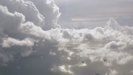 Blick-Auf-Bewölkt-über-Dem-Himmel-Vom-Flugzeug---Drohne-Tagsüber