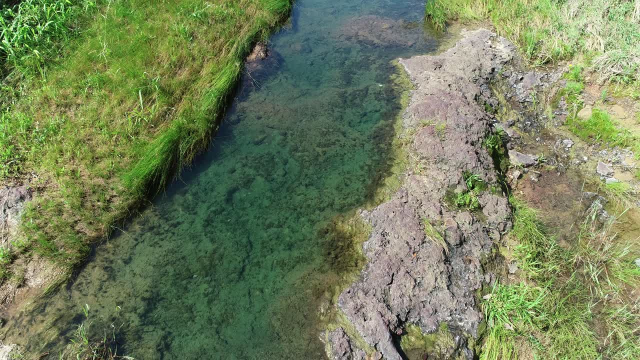 imágenes aéreas volando sobre un arroyo en texas
