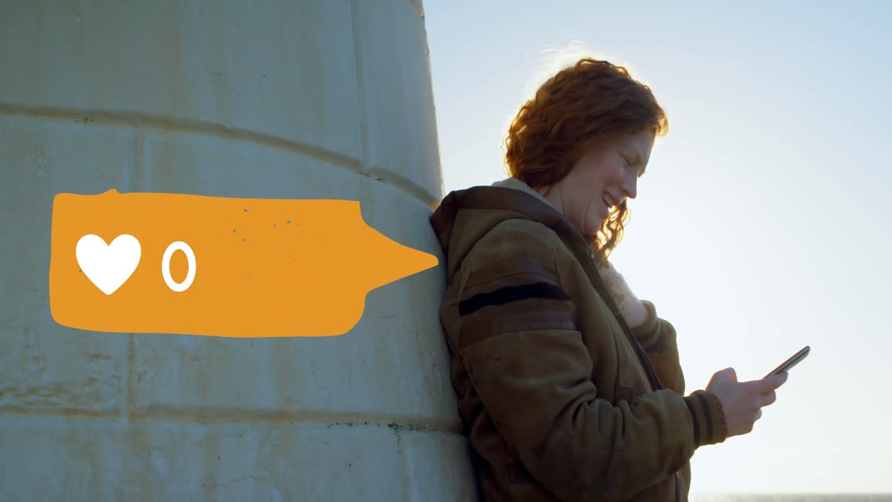 mujer riendo mientras navega en su teléfono 4k