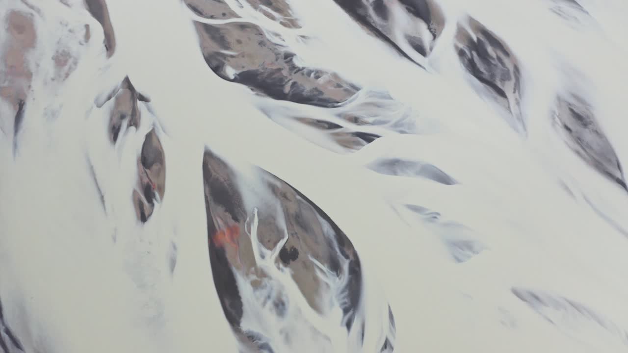 아이슬란드 를 가로지르는 웅장 한 빙하 강 들 의 공중 사진 - 카메라 를 위로 기울인다